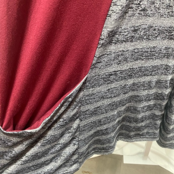 Simply Aster Firmiana‎ Size 3X Long Sleeve Pocket Tunic Top Burgundy & Gray - Picture 3 of 10